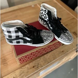 Van's white & black pattern Hightop Sneakers. Women's 9/Men 7.5